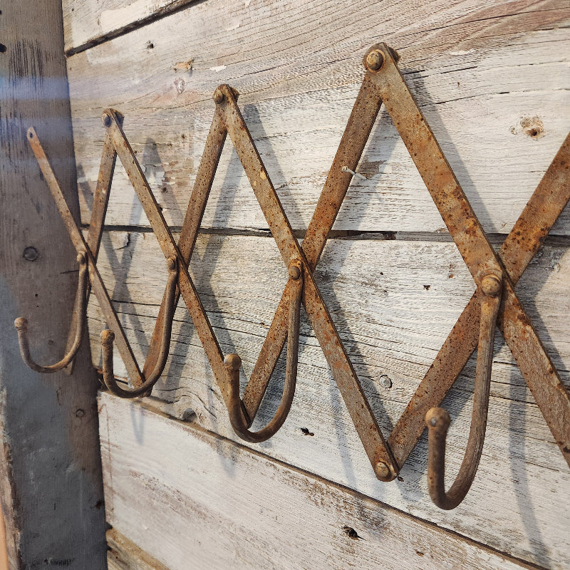 Metal Accordion Hanger
